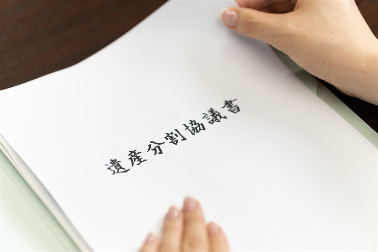 書類をめくるビジネスマンの手