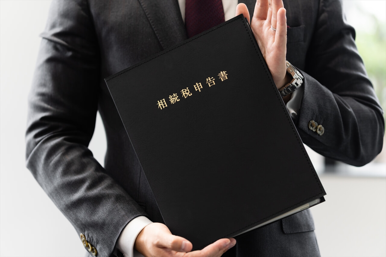 契約書を持つビジネスマンの姿