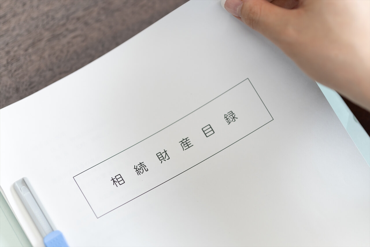 税務書類を持つデスク上の手